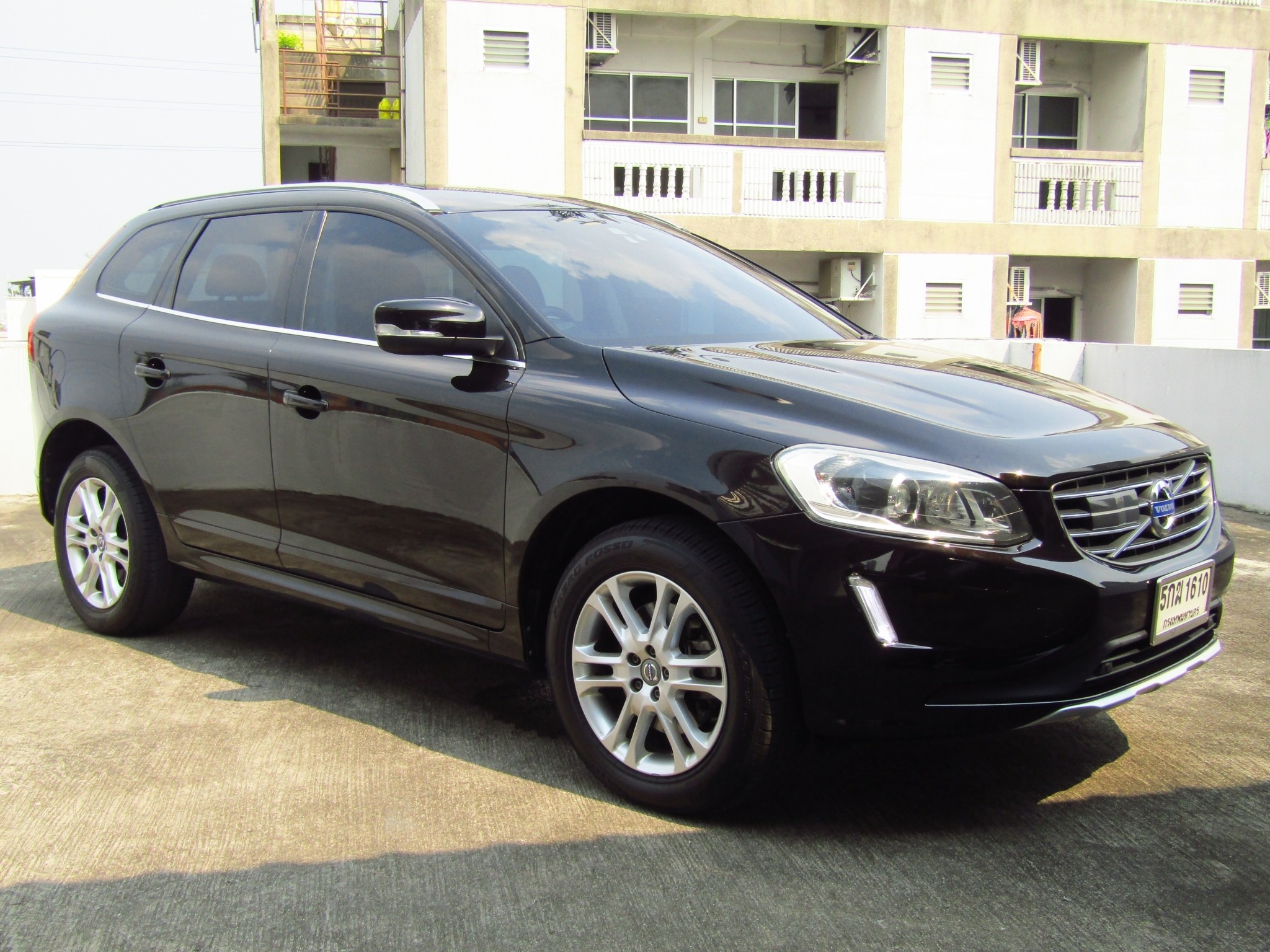 VOLVO XC60 (100,xxx) D4 i-ART VOLVO XC60 (100,xxx) D4 i-ART