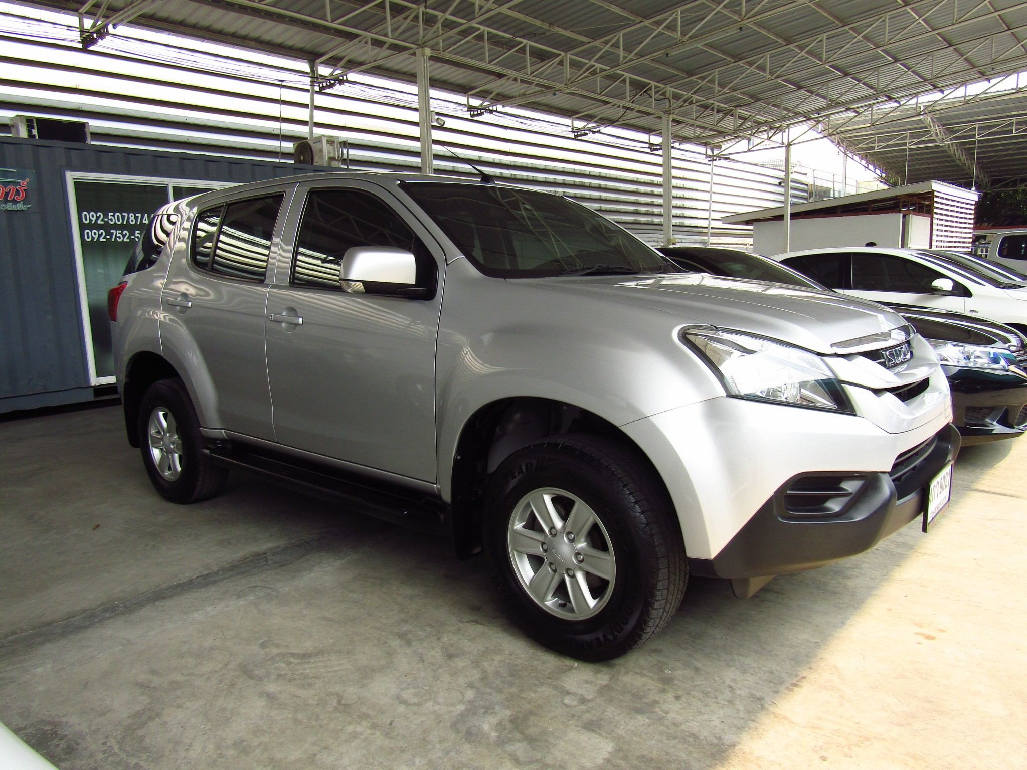 ISUZU MU-X 2.5 CD (83,XXX) SUV AT ISUZU MU-X 2.5 CD (83,XXX) SUV AT