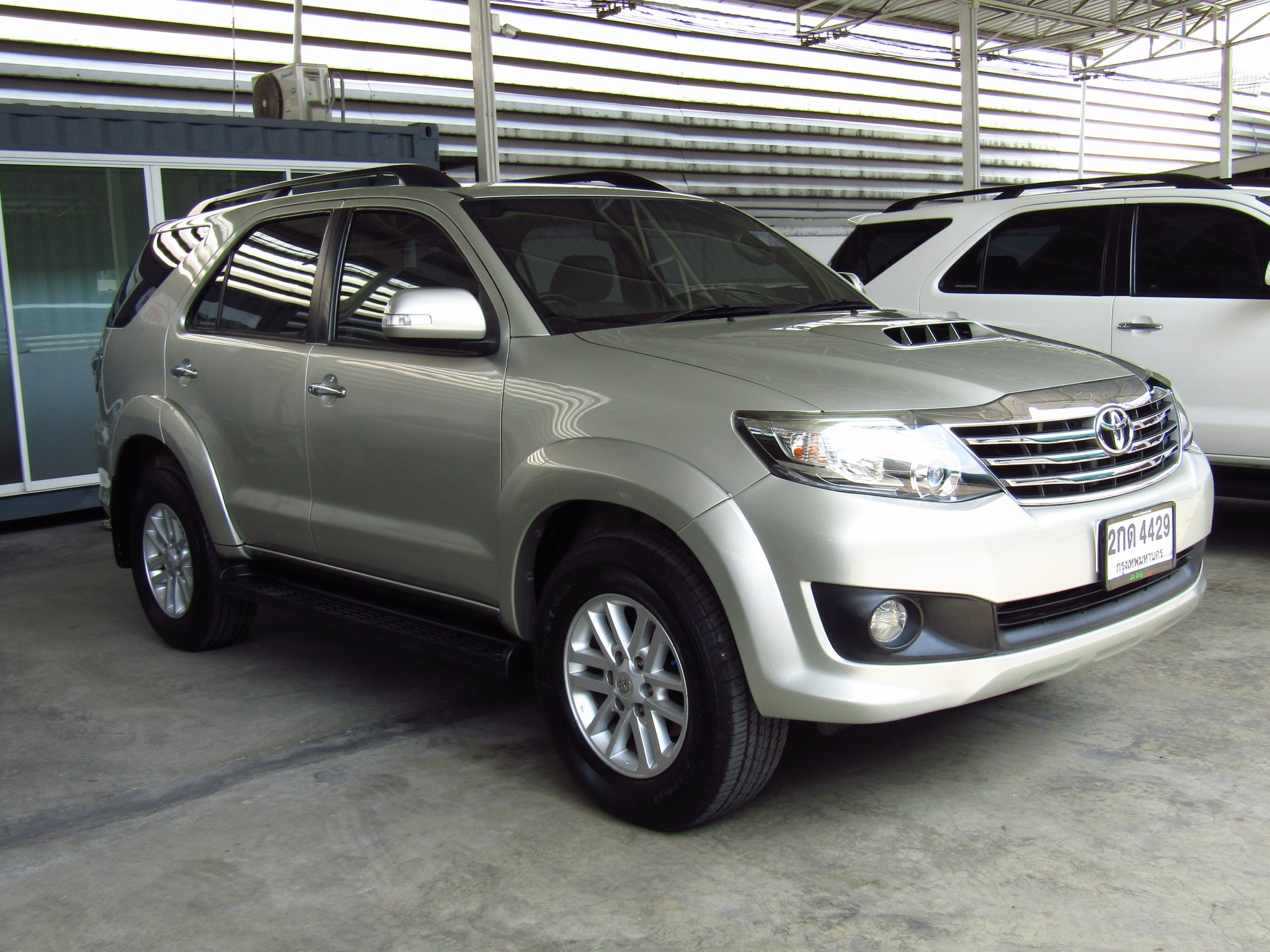 Toyota Fortuner (96,xxx) 3.0V 2WD AT SUV Toyota Fortuner (96,xxx) 3.0V 2WD AT SUV