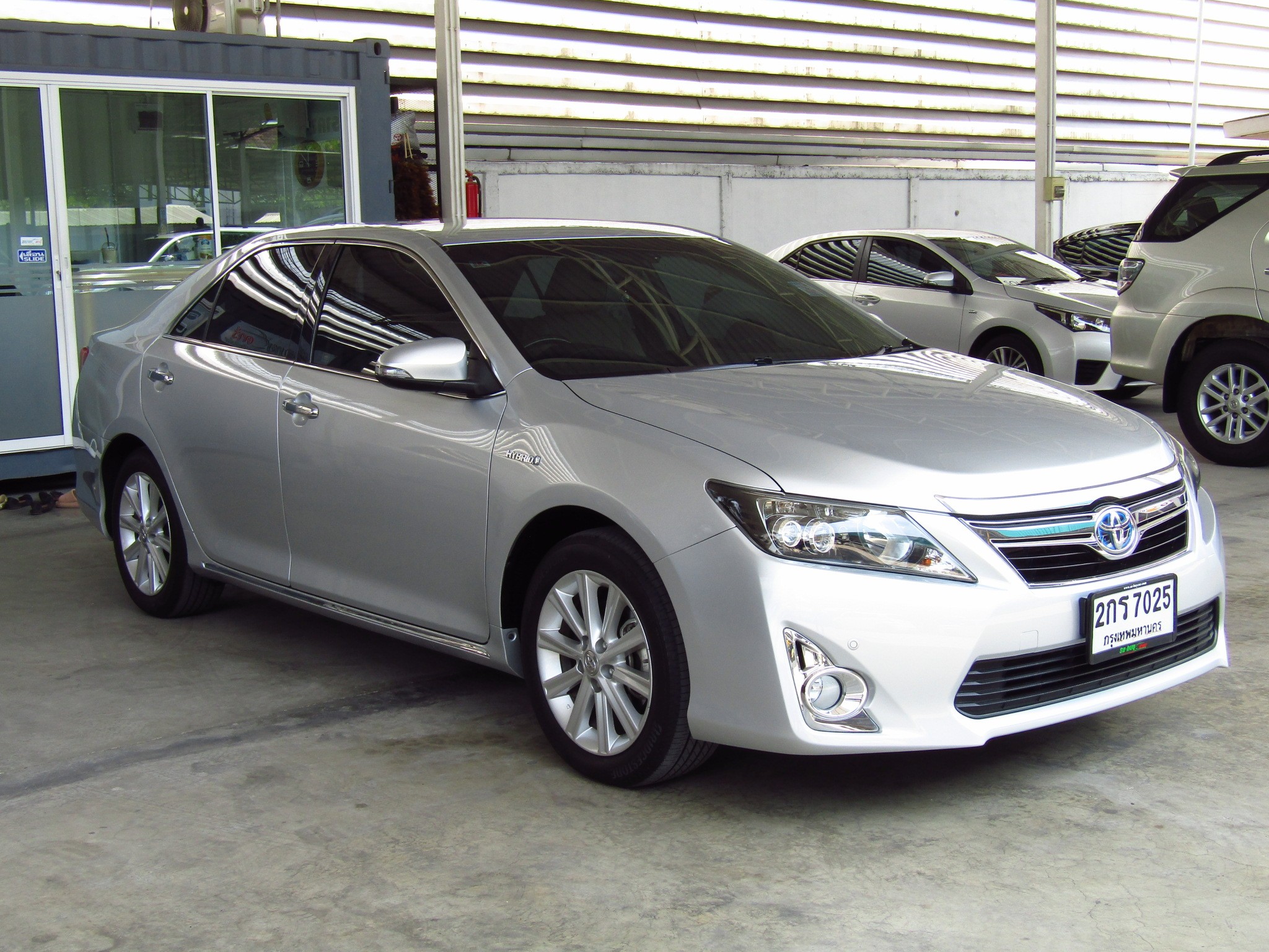 Toyota Camry 2.5 V (50,xxx) DVD Hybrid Sedan AT Toyota Camry 2.5 V (50,xxx) DVD Hybrid Sedan AT
