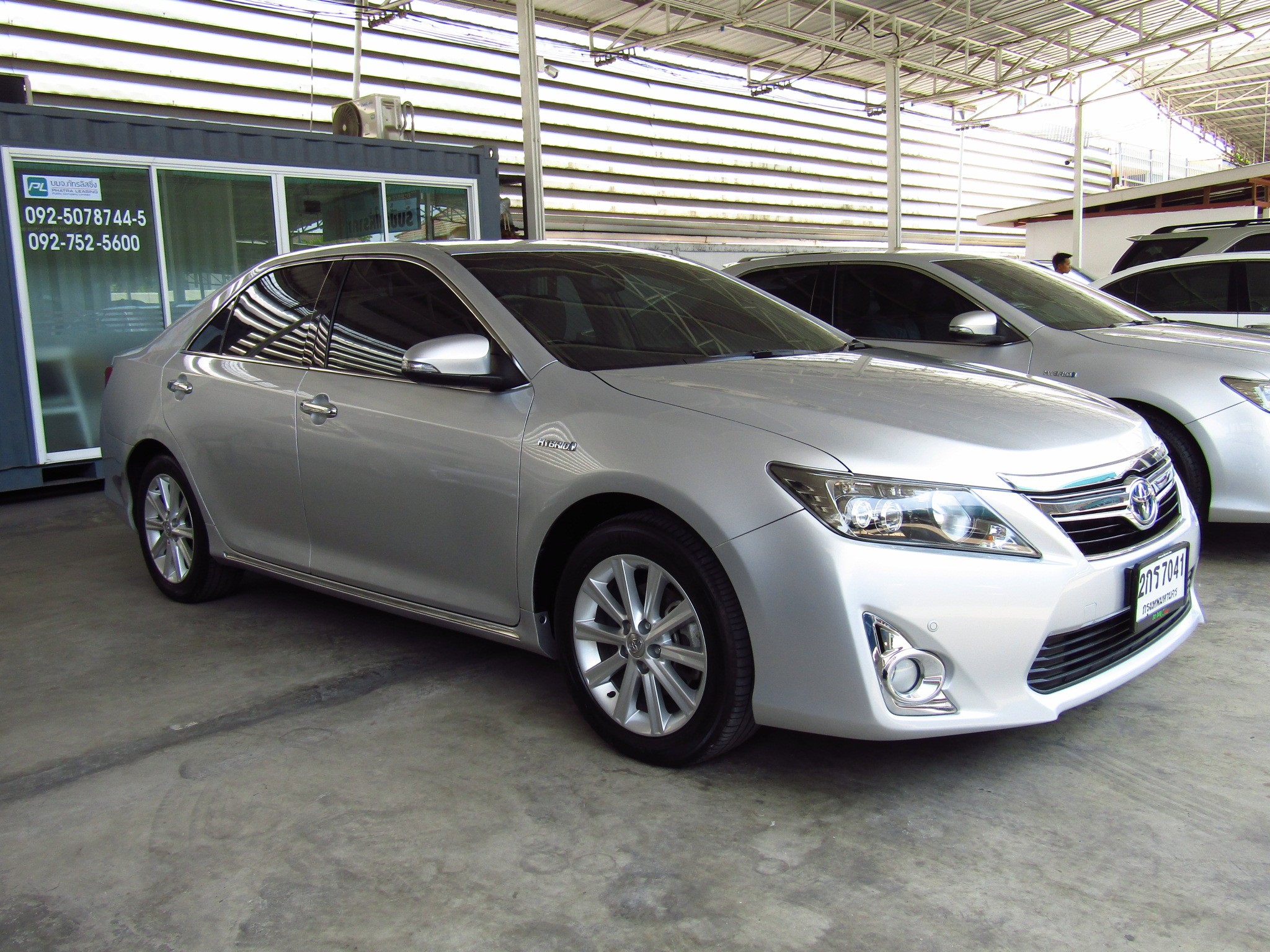 Toyota Camry 2.5 V (80,xxx) DVD Hybrid Sedan AT Toyota Camry 2.5 V (80,xxx) DVD Hybrid Sedan AT