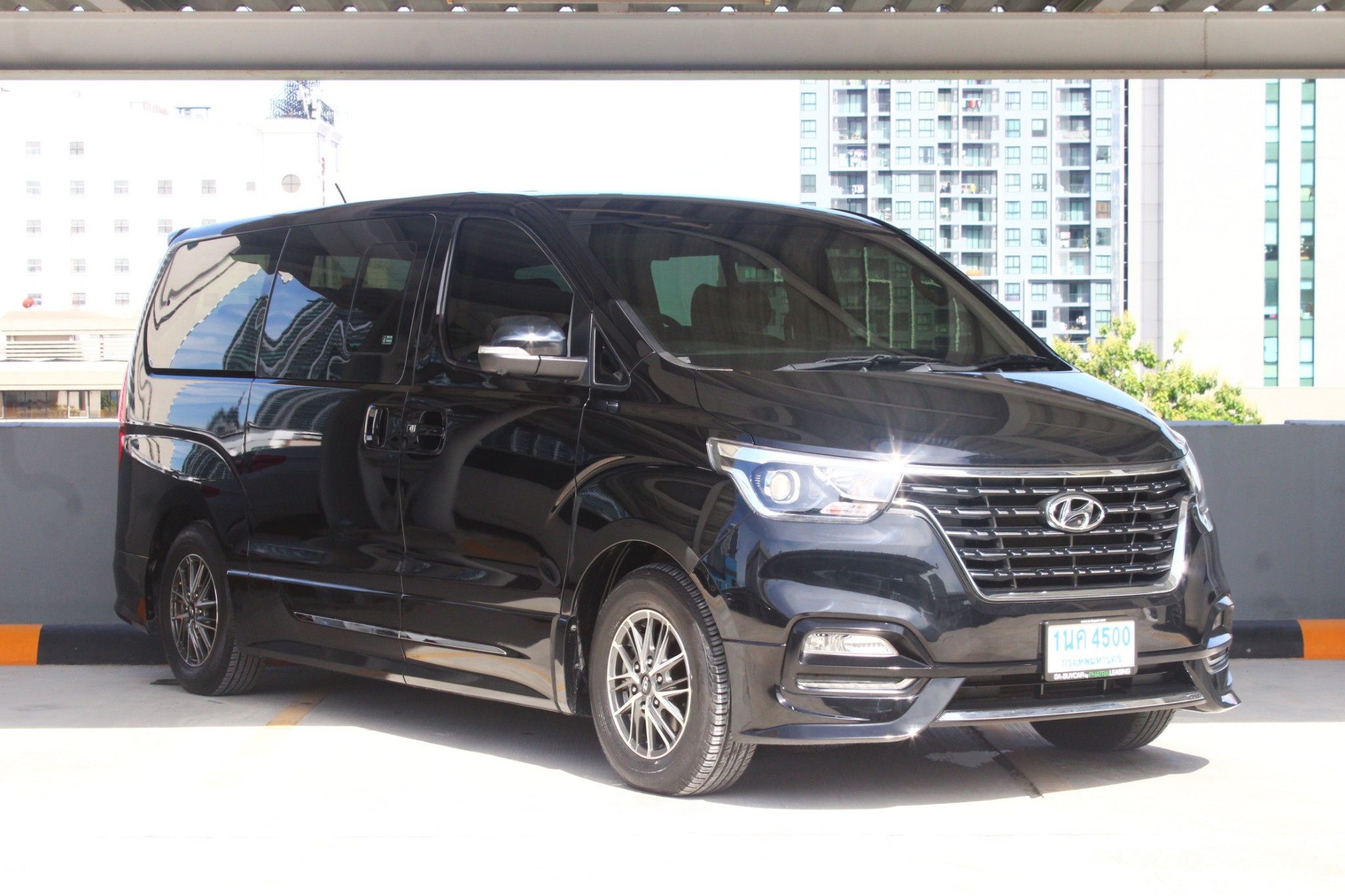 HYUNDAI THE NEW H-1 (60,xxx) DELUXE (11 ที่นั่ง) HYUNDAI THE NEW H-1 (60,xxx) DELUXE (11 ที่นั่ง)